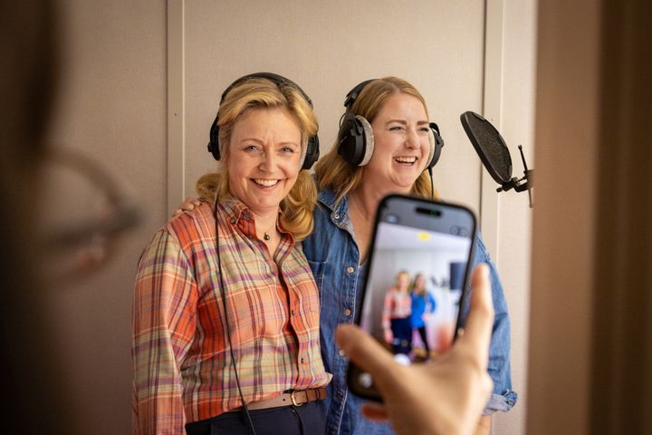 Partiledare Elisabeth Thand Ringqvist och europaparlamentariker Emma Wiesner sjunger in Centerpartiets vallåt.