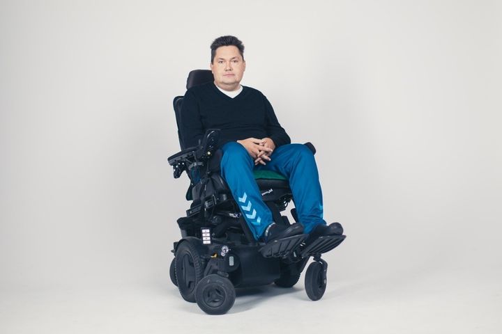 Daniel Bergström fick nytt hjärta när han var 15 år. I dag är han 45 år. Han har dessutom kronisk njursvikt, stomi och lider av Beckers muskeldystrofi.