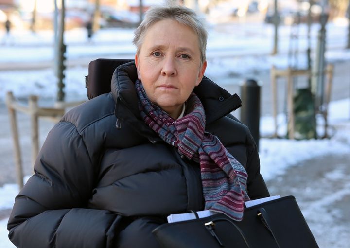 Lise Lidbäck på väg till polishuset i Solna för att polisanmäla läkaren Staffan Bergström