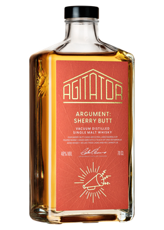 Flaska med röd etikett som visar "Agitator - Argument: Sherry Butt", en svensk whisky.