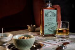 Agitator Single Malt kan drickas som den är eller i en julig efterrätt.