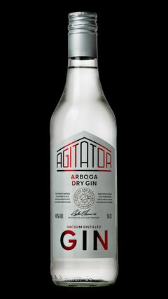 En flaska Arboga Dry Gin med etikett i rött och silver.