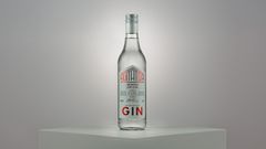Flaska med Arboga Dry Gin på en vit bakgrund.