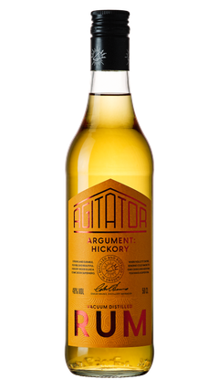 Flaska med märket "Agitator Rum" och etiketten "Argument: Hickory".