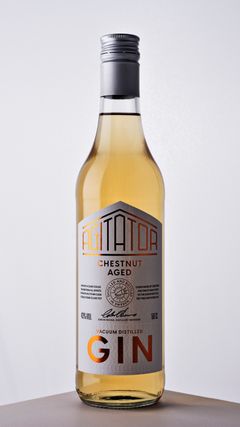 Flaska med etikett "Agitator Chestnut Aged Gin".