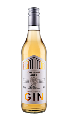 Flaska med gin från märket Agitator, etiketten anger att den är kastanjelagrad.