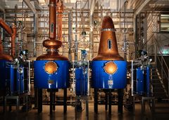 Destilleri med kopparpannor och rörsystem.