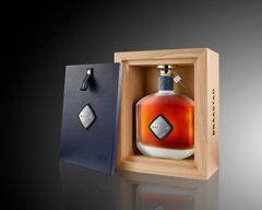 Lyxig flaska konjak i en träbox med avtagbart lock.