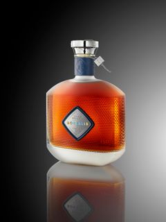 Flaska med cognac och en blå etikett.