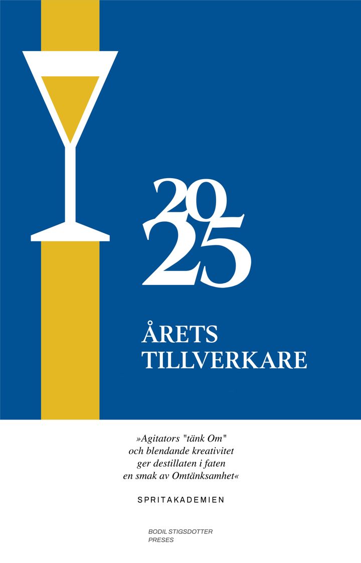 Omslag för "Årets Tillverkare 2025" med ett stiliserat vinglas i gult och vitt på en blå bakgrund.