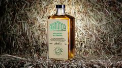 Flaska med whisky märkt "Agitator" står på en bädd av halm.