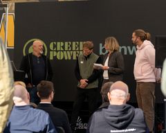 Under invigningen möttes Fredrik Sarvell, vd Creek Power, Tommy Lundell, affärssupport Bonway Logistics och Tom Törnblom, Head of Communications & Investor Relations på Lyko i en paneldiskussion om hur tunga transporter och entreprenad kan elektrifieras utan att tappa produktivitet, tempo eller leveransförmåga. Foto: GRW Media