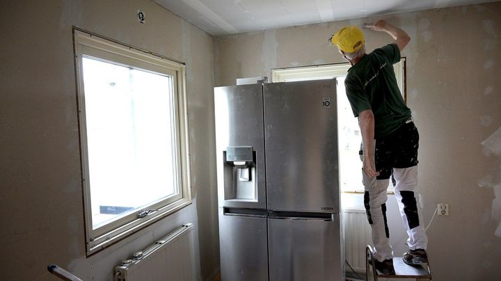 En hantverkare sysselsätter tre personer inom bland annat service och handel, skriver debattörerna.