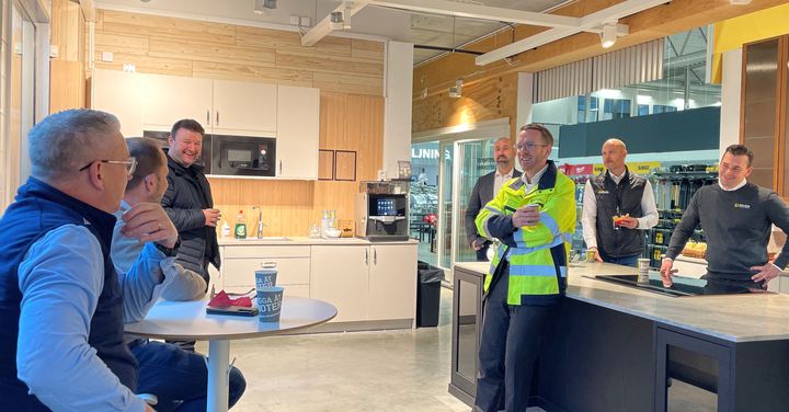 Infrastruktur- och bostadsminister Andreas Carlson besöker Beijer Byggmaterial.