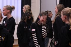 Barn och unga i KulturCrew lär sig presentationsteknik vid en tidigare utbildningsdag.