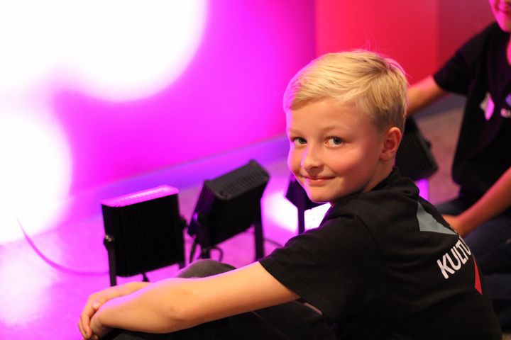 En KulturCrew-deltagare som precis lärt sig rigga ljus.