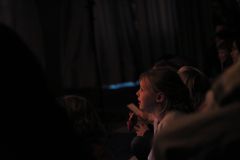 Ett barn tittar på en föreställning.