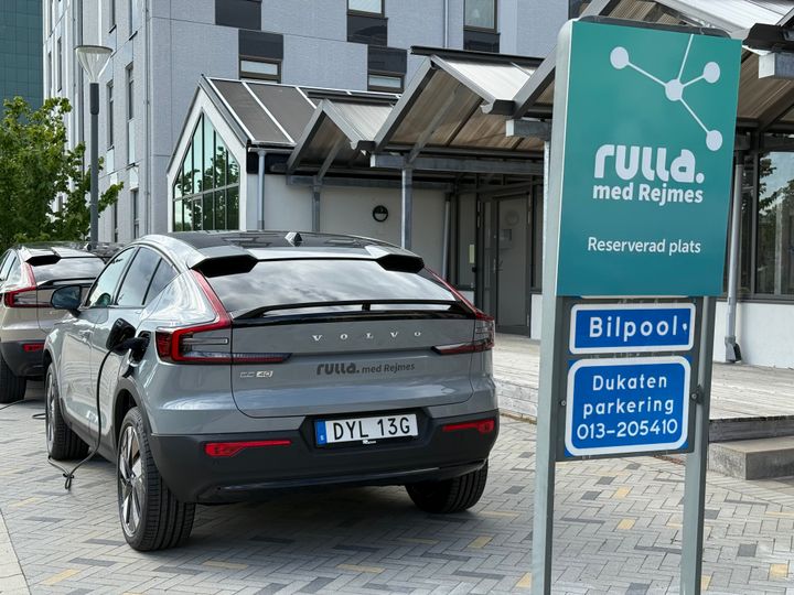 De första bilarna är på plats i bilpoolen i Vallastaden