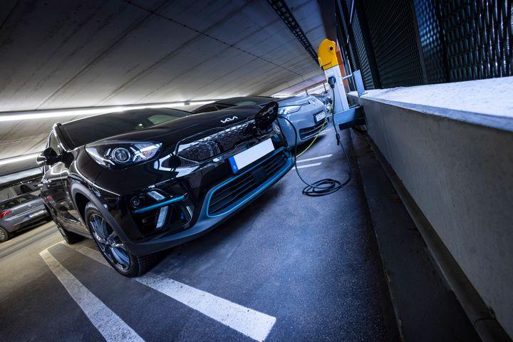 V2G möjliggör att bilen, vid behov, levererar en del av sin lagrade energi till elnätet.