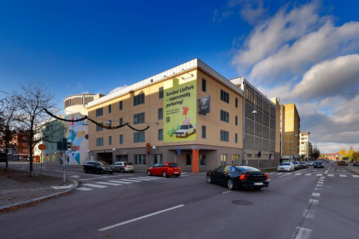 Parkeringshuset Druvan i centrala Linköping där V2G teknik i stadsmiljö kommer att testas