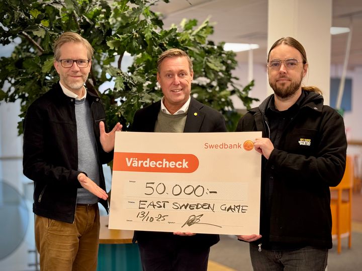 Game Startup Lab lanseras i Linköping den 26 november 2025. Programmet drivs av East Sweden Game i samarbete med Swedbank genom Sparbanksstiftelsen Alfa. Från vänster: Tomas Ahlström (ESG), Per Andersson (Swedbank) och Thomas Clifford (ESG).