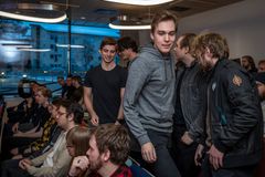 Vinnarna i LiU Game Awards 2025 på väg upp mot scenen för att ta emot priset