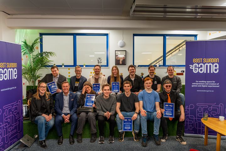 Glada deltagare, panel och arrangörer efter diplomceremonin vid det lyckade pitcheventet för Game Startup Lab.