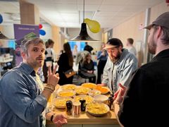 Speltest, pizza, dryck och snacks lockade lokala spelutvecklare till inflyttningsfesten hos Fancade.