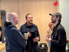 Robin Gylling, studiochef på Fancade, i samtal med grundarna bakom Lurkit - ännu ett framgångsrikt spelbolag från Linköping.