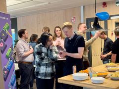 Inflyttningsfesten hos Fancade samlade spelutvecklare från hela East Sweden Game - där deltagarna visade upp och pitchade sina spel för varandra.