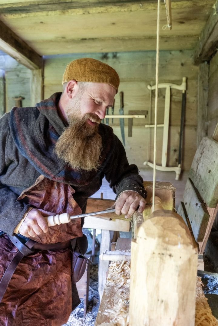 Kulturens timmerman Olof Andersson vid svarven, som fungerar på samma sätt som under medeltiden