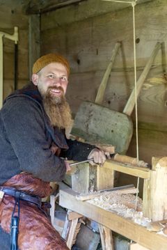 Kulturens timmerman Olof Andersson vid sin svarv som fungerar som på medeltiden. Svarven har han byggt själv för att kunna arbeta på samma sätt som under medeltiden.