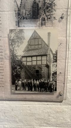 Bild från 1908 då Dekanhuset just hade flyttats till Kulturen i Lund. På bilden syns Kulturens grundare Georg Karlin som var inititativtagare till att huset räddades undan rivning.
