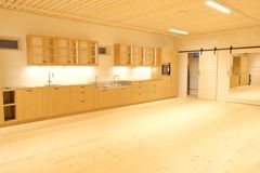 Ovan: Den nya pedagogiska verkstan innan möblerna flyttas in. Trä är det dominerande materialet inne i den ombyggda Allmogehallen.
