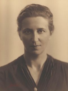 För de som har det sämst ställt i samhället råder under 1920-talet bostadsbrist och förfärliga boendeförhållanden med trångboddhet, utedass och endast kallvatten. En av dem som engagerat arbetar för en höjd boendestand är arkitekten Ingrid Wallberg.