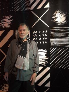 Sven Fristedt står framför ett av sina tygmönster