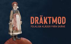 Alt text: Illustration av en kvinna i traditionella folkliga kläder från Ingelstads härad i Skåne, med texten "Dräktmod: Folkliga kläder från Skåne".
