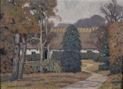 Målning av en vit korsvirkesgård med stråtak. Huset döljs delvis av träd.