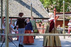 Grupp som dansar medeltidsdans utomhus på Kulturen i Lund.