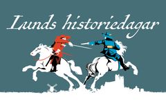 Illustration med Lunds stadssiluett och två ryttare i rörelse, vända mot varandra med dragna svärd och pistol.