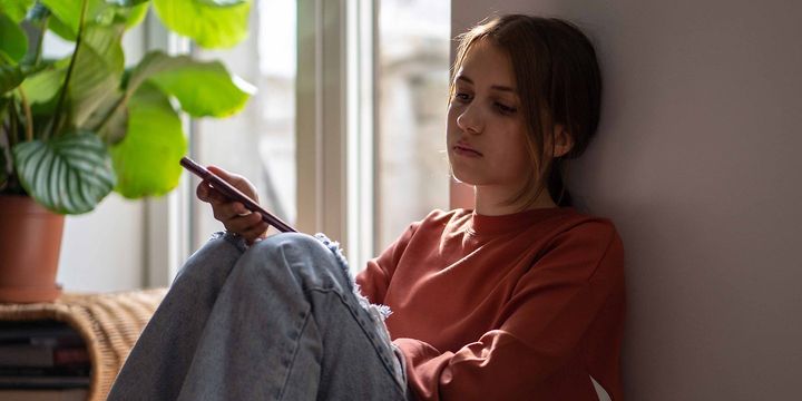 Flickor är särskilt utsatta för nätmobbning, visar en ny studie vid Högskolan i Gävle.