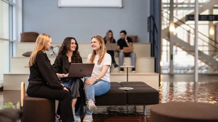 "Genom att planera och arbeta tillsammans kan vi säkerställa att vi får attraktiva utbildningar av hög kvalitet", säger Annika Strömberg, chef på akademin för utbildning och ekonomi. FOTO:HiG,