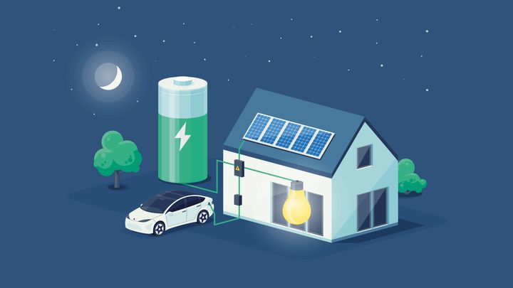 Illustration av ett hus med solpaneler, en elbil och ett stort batteri under stjärnklar himmel.
