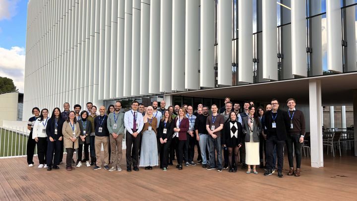 En grupp människor står framför Computer Center i Barcelona under det första projektmötet.