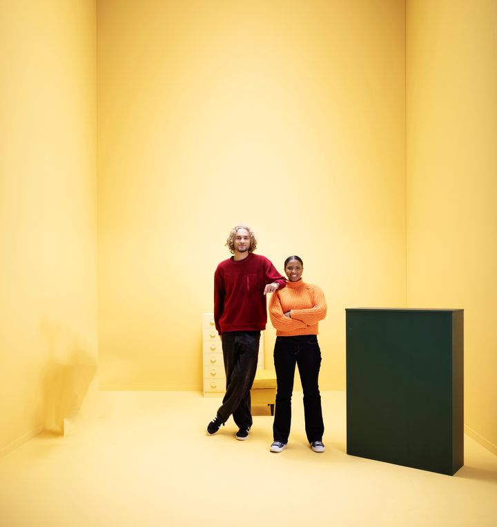 Studiobild tjej och kille, lektionsmaterial för mellanstadiet