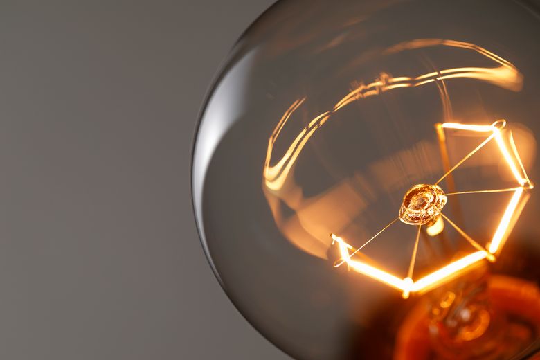 Närbild av glödlampa med lysande tråd.