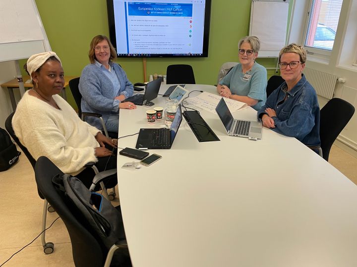 Uppstartsmöte med Region Jämtland Härjedalen, då man bland annat tittade närmare på den ”Europeiska kodexen mot cancer”. Från vänster: Akhaza Zekarias, Jeanette Lundberg, Mia Ajax, Mirja Wedin.