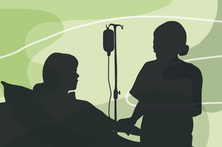 Vårdpersonal pratar med ung vuxen