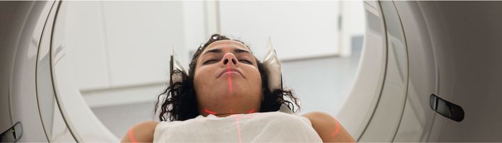 Röntgenavdelning på sjukhus med patient vid röntgenapparat.