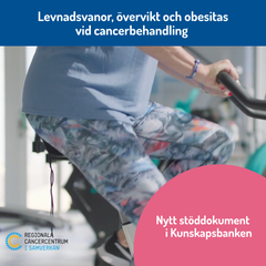 Kvinna sitter på motionscykel